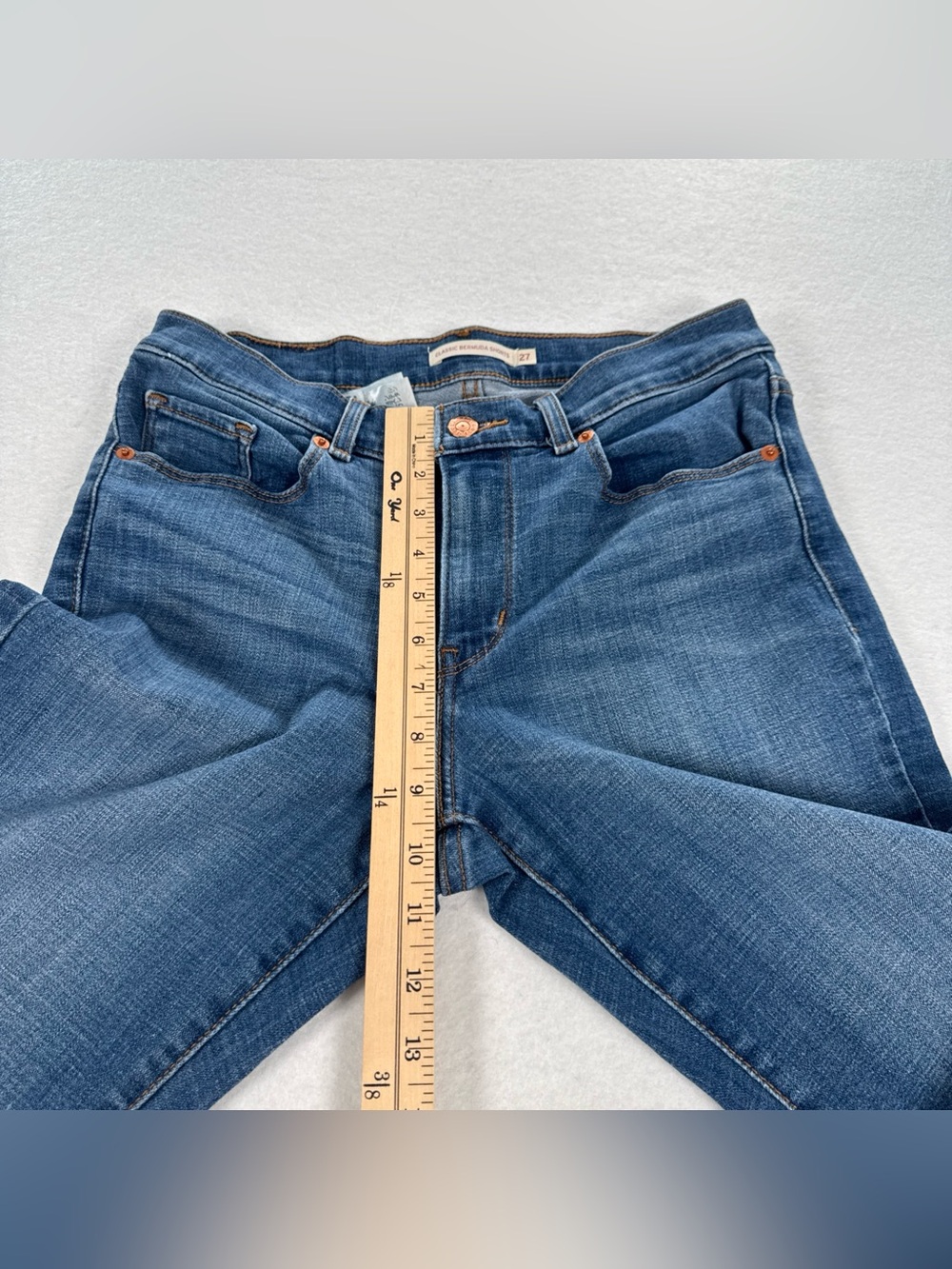 Levi’s Classic Bermuda Jean Shorts Women’s S27 Blue Mid Rise Med Wash Denim Long - Picture 6 of 10